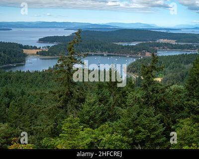 WA21137-00...WASHINGTON - Blick auf Garrison Bay, Haro Strait und Vancouver Island von Young Hill im English Camp, San Juan Island National Historical Park. Stockfoto