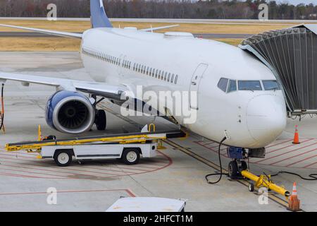 Vorbereitung vor dem Flug mit Verladung von Frachtcontainern ins Flugzeug Stockfoto