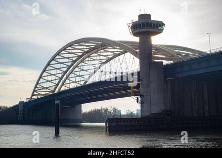 Van Brienenoord Brücke mit Kontrollturm in der Stadt Rotterdam, Niederlande Stockfoto