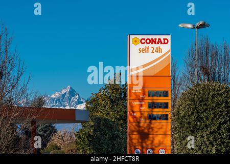 Savigliano, Cuneo, Italien - 14. Januar 2022: Conad Self 24h-Logo mit Anzeige des Kraftstoffpreises in einer Kraftstoffverteileranlage des italienischen Supermarkts Stockfoto