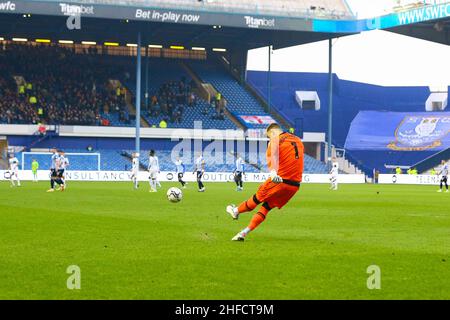 Hillsborough, Sheffield, England -15th Januar 2022 Bailey Peacock-Farrell Torhüter von Sheffield Mittwoch nimmt einen Freistoß - während des Spiels Sheffield Mittwoch gegen Plymouth Argyle, Sky Bet League One, 2021/22, Hillsborough, Sheffield, England - 15th Januar 2022 Kredit: Arthur Haigh/WhiteRoseFotos/Alamy Live News Stockfoto