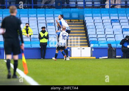 Hillsborough, Sheffield, England -15th Januar 2022 Lee Gregory und Barry Bannan gratulieren Nathaniel Mendez-Laing (41) von Sheffield am Mittwoch, nachdem er es 2 - 0 während des Spiels erzielt hat Sheffield Wednesday V Plymouth Argyle, Sky Bet League One, 2021/22, Hillsborough, Sheffield, England - 15th Januar 2022 Kredit: Arthur Haigh/WhiteRoseFotos/Alamy Live News Stockfoto