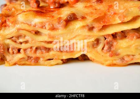 Traditionelle hausgemachte italienische Lasagne mit ragù Bolognese und Béchamel-Sauce. Sechs Schichten. Nahaufnahme des Hintergrunds. Stockfoto
