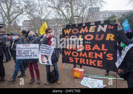 London, Großbritannien. 15th. Januar 2022. Demonstranten treffen sich in den Inn Fields von Lincoln, um sich zu versammeln und gegen die Polizei, das Verbrechen, die Verurteilung und das Gerichtsgesetz zu marschieren, das das Grundrecht auf Protest stark einschränken, rassistische Polizeimaßnahmen für ethnische Minderheiten erlauben und die ethnische Säuberung von Zigeunern, Roma und Reisenden legitimieren wird, Und das Gesetz über Nationalitäten und Grenzen, das Flüchtlinge und jeden, der ihnen hilft, zu Kriminellen macht, einschließlich der RNLI und anderer, die Rettung und humanitäre Hilfe leisten. Peter Marshall/Alamy Live News Stockfoto