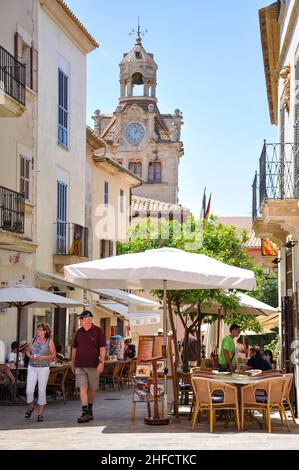 Street Cafe und Ayuntamiento Clock Tower, Altstadt, Alcudia, Alcudia, Mallorca (Mallorca), Balearen, Spanien Stockfoto