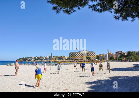 Beachvolleyball, Platja des Carregador, Palmanova, Gemeinde Calvia, Mallorca, Balearen, Spanien Stockfoto