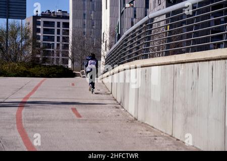 PAMPLONA, NAVARRA SPANIEN JANUAR 14 2022: Der Radweg in Pamplona vergrößert sich von Zeit zu Zeit um einen Abschnitt und deckt bereits fast die gesamte Stadt ab Stockfoto