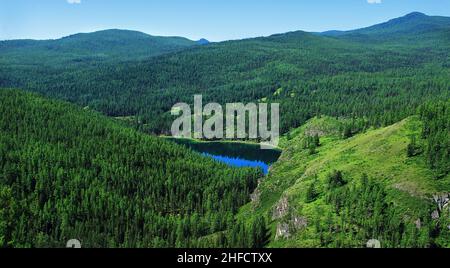 Blauer Sarjatschik See in den Bergen im Sommer in Ulagansky Pass, Altai Stockfoto