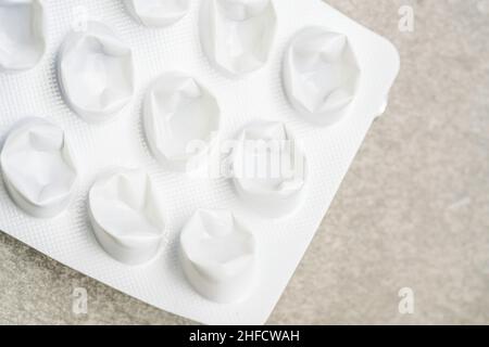 Pillen, Blister mit Medikamenten für Krankheit und Schmerzbehandlung. Medikamentenpaket für Tabletten: Vitamin, Antibiotikum, Aspirin, Schmerzmittel Pille Packung Isol Stockfoto