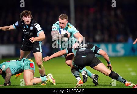 Exeter Chiefs Stuart Hogg wird von den Glasgow Warriors Sam Johnson während des Heineken Champions Cup angegangen, um ein Spiel im Sandy Park, Exeter, zu bündeln. Bilddatum: Samstag, 15. Januar 2022. Stockfoto