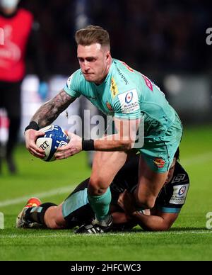 Exeter Chiefs Stuart Hogg wird von den Glasgow Warriors Sam Johnson während des Heineken Champions Cup angegangen, um ein Spiel im Sandy Park, Exeter, zu bündeln. Bilddatum: Samstag, 15. Januar 2022. Stockfoto