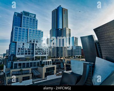 Los Angeles, USA. 08th Januar 2022. Das Grand by Gehry steht kurz vor der Fertigstellung in der Innenstadt von Los Angeles. Die beiden Wohngebäude befinden sich neben der Walt Disney Concert Hall, die ebenfalls von Frank Gehry entworfen wurde. Das Projekt kostete $1 Milliarden Dollar und soll 2022 eröffnet werden. 1/15/2021 Los Angeles, CA., USA (Foto: Ted Soqui/SIPA USA) Quelle: SIPA USA/Alamy Live News Stockfoto