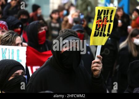 Manchester, Großbritannien. 15th. Januar 2022. Eine breite Palette von Aktivisten vereinigen sich in einer Kundgebung und marschieren gegen die Polizei- und Verbrechensgesetzgebung. Die Bewegung „Kill the Bill“ protestiert gegen Pläne für eine Aufstohung der Befugnisse der Polizei, die das Recht auf Protest unter Bedrohung sehen könnte. Manchester, Großbritannien. Kredit: Barbara Cook/Alamy Live Nachrichten Stockfoto