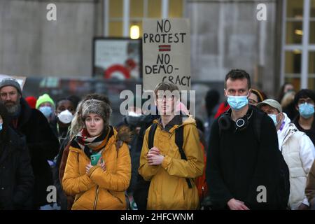 Manchester, Großbritannien. 15th. Januar 2022. Eine breite Palette von Aktivisten vereinigen sich in einer Kundgebung und marschieren gegen die Polizei- und Verbrechensgesetzgebung. Die Bewegung „Kill the Bill“ protestiert gegen Pläne für eine Aufstohung der Befugnisse der Polizei, die das Recht auf Protest unter Bedrohung sehen könnte. Manchester, Großbritannien. Kredit: Barbara Cook/Alamy Live Nachrichten Stockfoto