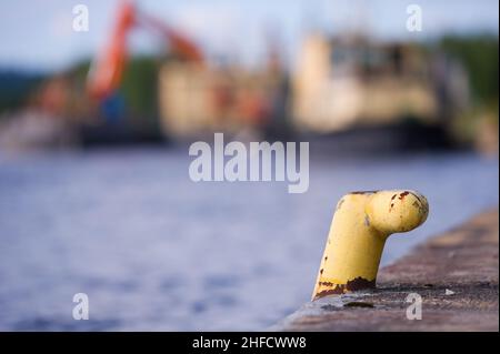 Poller am Pier. Selektiver Fokus und geringe Schärfentiefe. Stockfoto