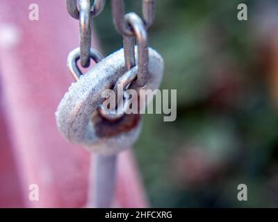 Im Herbst schmilzt der Frost an der Kette Stockfoto