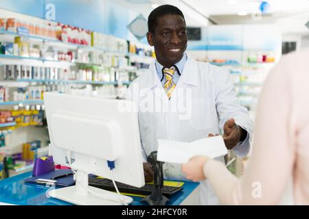 Mann, der Drogen vom Kunden verordnet Stockfoto