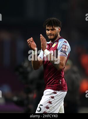 Tyrone Mings von Aston Villa applaudiert den Fans nach dem Premier League-Spiel in Villa Park, Birmingham. Bilddatum: Samstag, 15. Januar 2022. Stockfoto