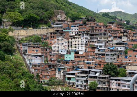 Rio, Brasilien - 14. november 2021: Blick auf eine arme Gemeinde auf einem Hügel im Norden der Stadt, zeigt die nahe gelegene Vegetation Stockfoto