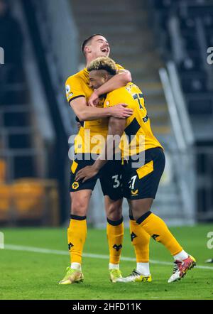 15th. Januar 2022: Molineux Stadium, Wolverhampton, West Midlands, England; Premier League Football, Wolverhampton Wanderers versus Southampton ; Leander Dendoncker von Wolverhampton Wanderers (L) gratuliert Adama Traore von Wolverhampton Wanderers (R), nachdem er in 91st Minuten 3-1 Punkte erzielt hatte Stockfoto