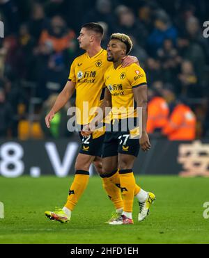 15th. Januar 2022: Molineux Stadium, Wolverhampton, West Midlands, England; Premier League Football, Wolverhampton Wanderers versus Southampton ; Leander Dendoncker von Wolverhampton Wanderers (L) gratuliert Adama Traore von Wolverhampton Wanderers (R), nachdem er in 91st Minuten 3-1 Punkte erzielt hatte Stockfoto