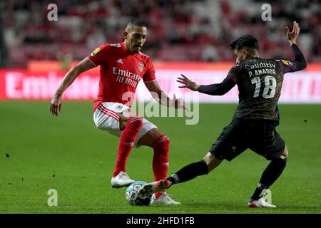 Lissabon, Portugal. 15th Januar 2022. Gilberto von SL Benfica (L) steht am 15. Januar 2022 beim Fußballspiel der Portugiesischen Liga zwischen SL Benfica und Moreirense FC im Luz-Stadion in Lissabon, Portugal, mit Pedro Amador vom Moreirense FC auf dem Spiel. (Bild: © Pedro Fiuza/ZUMA Press Wire) Stockfoto