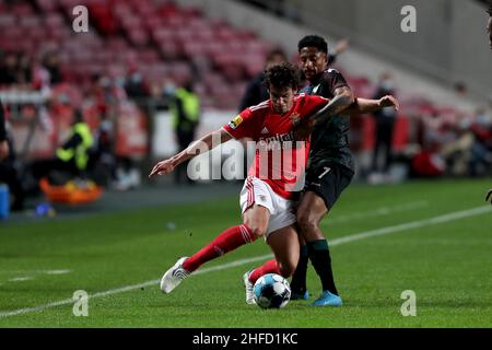 Lissabon, Portugal. 15th Januar 2022. Paulo Bernardo von SL Benfica (L) steht am 15. Januar 2022 beim Fußballspiel der Portugiesischen Liga zwischen SL Benfica und Moreirense FC im Luz-Stadion in Lissabon, Portugal, mit Walterson Silva vom Moreirense FC auf dem Spiel. (Bild: © Pedro Fiuza/ZUMA Press Wire) Stockfoto