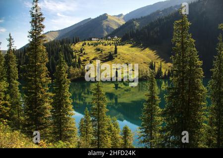 Kolsai Alpensee mit Bäumen im Sommer Stockfoto