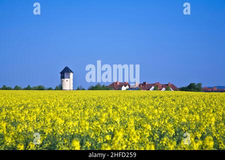 Wasserturm in wunderschöner Landschaft mit blauem Himmel Stockfoto