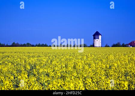 Wasserturm in wunderschöner Landschaft mit blauem Himmel Stockfoto