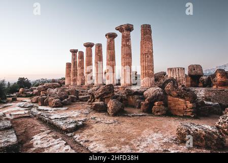 ITALIEN, SIZILIEN, AGRIGENTO, TAL DER TEMPEL, JANUAR 2022: Der Archäologische und Landschaftspark des Tals der Tempel wurde im November 2000 gegründet. Das Tal der Tempel wurde 1997 zum UNESCO-Weltkulturerbe erklärt und beherbergt eine der größten archäologischen Stätten des Mittelmeers, eingebettet in eine einzigartig schöne natürliche Umgebung. (Auf dem Bild der Tempel des Herakles oder Herkules) Stockfoto