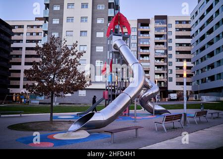 PAMPLONA, NAVARRA SPANIEN JANUAR 14 2022: Kinderspielplätze sind angesichts von COVID 19-Infektionen leer Stockfoto