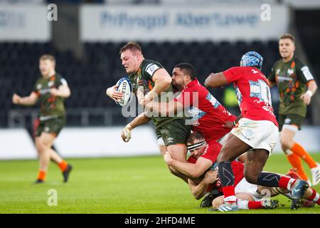 Swansea, Großbritannien. 15. Januar 2022. Der Ospreys-Hooker Dewi Lake wird während des EPCR Champions Cup Rugby-Spiels von Ospreys gegen Racing 92 angegangen. Kredit: Gruffydd Thomas/Alamy Stockfoto