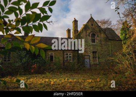 Veröde Gebäude in den Denzell Gardens (Devisdale), inmitten der üppigen Gärten und Parklandschaft des Denzell House. Stockfoto