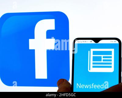 Ukraine. 15th Januar 2022. In dieser Fotobilder wird das Newsfeed by Facebook-Logo auf einem Smartphone-Bildschirm mit dem Facebook-Logo im Hintergrund angezeigt. (Bild: © Igor Golovniov/SOPA Images via ZUMA Press Wire) Stockfoto