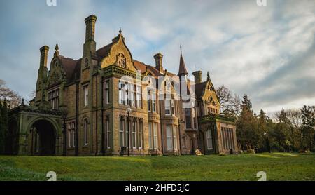 Denzell House, eingebettet in die wunderschöne Umgebung der Denzell Gardens (Devisdale) an einem frühen Wintermorgen mit blauem Himmel. Stockfoto