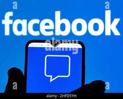 Ukraine. 15th Januar 2022. In dieser Abbildung wird das „Kommentare von Facebook“-Logo auf einem Smartphone-Bildschirm mit dem Facebook-Logo im Hintergrund angezeigt. (Bild: © Igor Golovniov/SOPA Images via ZUMA Press Wire) Stockfoto