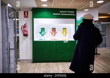 PAMPLONA, NAVARRA SPANIEN JANUAR 14 2022: Selektive Müllsammelstelle für das Recycling Stockfoto