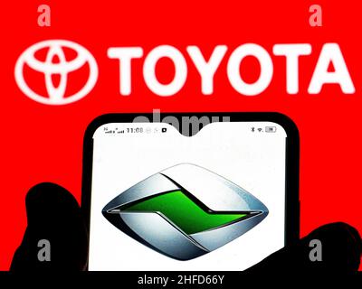 Ukraine. 15th Januar 2022. In dieser Abbildung ist das Ranz Toyota-Tochterlogo auf einem Smartphone-Bildschirm mit dem Toyota-Logo im Hintergrund zu sehen. (Bild: © Igor Golovniov/SOPA Images via ZUMA Press Wire) Stockfoto