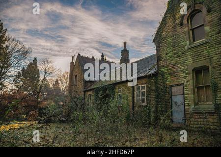 Veröde Gebäude in den Denzell Gardens (Devisdale), inmitten der üppigen Gärten und Parklandschaft des Denzell House. Stockfoto