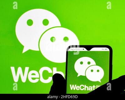 Ukraine. 15th Januar 2022. In dieser Abbildung wird das WeChat-Logo auf einem Smartphone mit dem WeChat-Logo im Hintergrund angezeigt. (Bild: © Igor Golovniov/SOPA Images via ZUMA Press Wire) Stockfoto