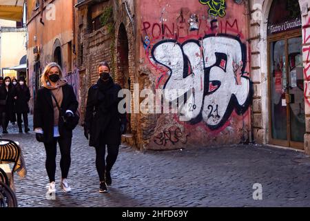 Rom, Italien. 15th Januar 2022. Frauen sahen im Stadtteil Trastevere spazieren. Die Region Latium weist die höchste Zahl von Covid-19-Infektionen auf, deren Höhepunkt voraussichtlich Ende Januar enden wird. Kredit: SOPA Images Limited/Alamy Live Nachrichten Stockfoto