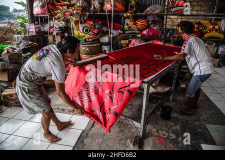 Bogor, Indonesien. 15th Januar 2022. Arbeiter machen Löwen-Tanz-Kostüme. Nach dem chinesischen Neujahr, das nächsten Monat kommt, erhielten diese Industrien viele Aufträge für Löwentanz und Drachen-Kostüme. Kredit: SOPA Images Limited/Alamy Live Nachrichten Stockfoto