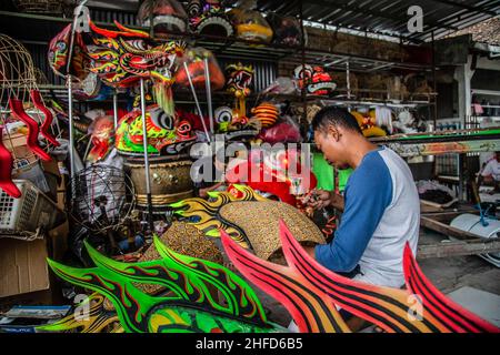 Bogor, Indonesien. 15th Januar 2022. Ein Arbeiter macht ein Löwentanzkostüm. Nach dem chinesischen Neujahr, das nächsten Monat kommt, erhielten diese Industrien viele Aufträge für Löwentanz und Drachen-Kostüme. Kredit: SOPA Images Limited/Alamy Live Nachrichten Stockfoto