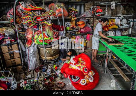 Bogor, Indonesien. 15th Januar 2022. Ein Arbeiter macht ein Löwentanzkostüm. Nach dem chinesischen Neujahr, das nächsten Monat kommt, erhielten diese Industrien viele Aufträge für Löwentanz und Drachen-Kostüme. Kredit: SOPA Images Limited/Alamy Live Nachrichten Stockfoto