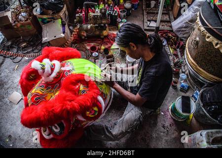 Bogor, Indonesien. 15th Januar 2022. Ein Arbeiter macht ein Löwentanzkostüm. Nach dem chinesischen Neujahr, das nächsten Monat kommt, erhielten diese Industrien viele Aufträge für Löwentanz und Drachen-Kostüme. Kredit: SOPA Images Limited/Alamy Live Nachrichten Stockfoto