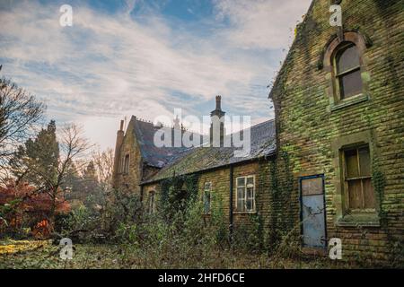 Veröde Gebäude in den Denzell Gardens (Devisdale), inmitten der üppigen Gärten und Parklandschaft des Denzell House. Stockfoto