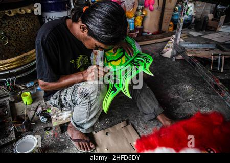 Bogor, Indonesien. 15th Januar 2022. Ein Arbeiter macht ein Löwentanzkostüm. Nach dem chinesischen Neujahr, das nächsten Monat kommt, erhielten diese Industrien viele Aufträge für Löwentanz und Drachen-Kostüme. (Foto: Aditya Saputra/SOPA Images/Sipa USA) Quelle: SIPA USA/Alamy Live News Stockfoto