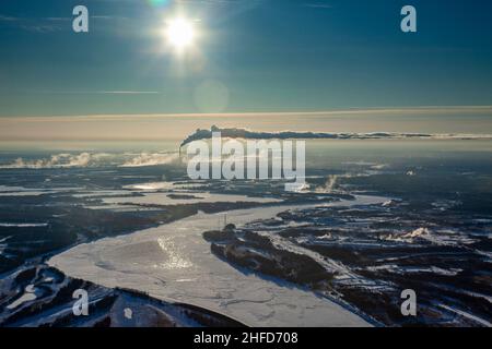 Luftbild der Rohre eines elektrischen Kraftwerks in Westsibirien. Luftaufnahme der Waldebene an frostigen Wintertagen Stockfoto