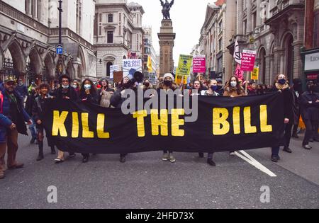 London, Großbritannien 15th. Januar 2022. Die Demonstranten tragen ein Transparent „Kill the Bill“ auf dem Strand. Tausende von Menschen marschierten durch das Zentrum Londons, um gegen das Gesetz über Polizei, Verbrechen, Verurteilung und Gerichte zu protestieren, was viele Arten von Protest illegal machen wird. Kredit: Vuk Valcic / Alamy Live Nachrichten Stockfoto